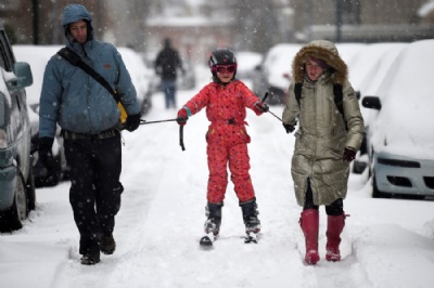 Nmero de mortos em onda de frio na Europa passa de 50  Criana usa ski em caminhada ao lado dos pais em Dublin, na Irlanda, nesta sexta-feira (2) (Foto: Clodagh Kilcoyne/ Reuters ) 