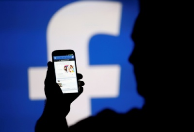  Facebook admite erro ao perguntar se deveria impedir ou no homens de pedir fotos se xuais a garotas de 14 anos Homem usa aplicativo do Facebook no celular. (Foto: Dado Ruvic/Reuters) 