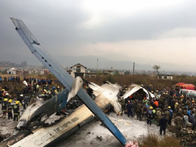  Avio cai em aeroporto do Nepal e deixa mortos Equipes de resgate trabalham aps avio cair no aeroporto de Katmandu, no Nepal, na manh desta segunda-feira (12) (Foto: Niranjan Shreshta/ AP) 