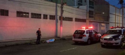  Homem  morto a tiros na Avenida Firestone Foto: Daniel Tossato/DGABC
