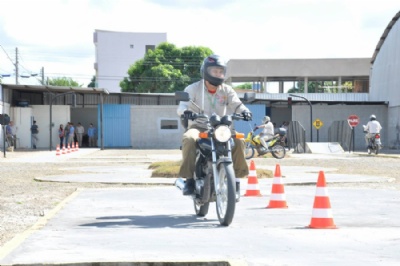 CNH para moto e ''cinquentinha'' ter aulas e exames nas ruas Motociclistas tero aulas e exame em vias pblicas para tirar CNH (Foto: Honda/Divulgao) 