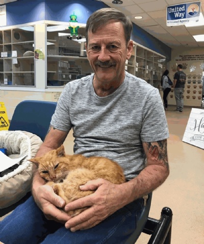 Gato reencontra dono aps passar 14 anos desaparecido nos EUA Perry Martin e o gato T2 (Foto: Humane Society of the Treasure Coast/Facebook) 