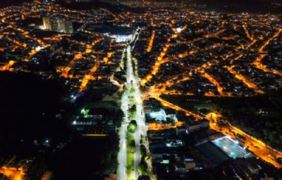 Prefeitura leva o programa 'Mau Cidade Luz'  Av. Itapark A Avenida Itapark recebeu quase trs quilmetros de lmpadas de led. Crdito: Dalmo Israel