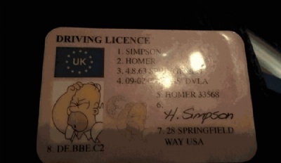 Motorista tem carro apreendido na Inglaterra ao dirigir com carteira de habilitao de Homer Simpson Motorista tem carro apreendido na Inglaterra ao dirigir com carteira de habilitao de Homer Simpson (Foto: Thames Valley Police/Twitter) 