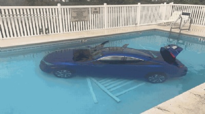 Motorista esquece de puxar freio de mo, e carro cai em piscina nos EUA Motorista esquece de puxar freio de mo, e carro cai em piscina nos EUA (Foto: Okaloosa County Sheriffs Office/Facebook) 
