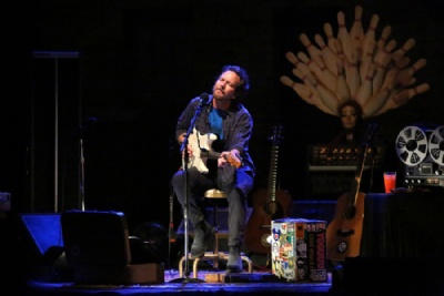Eddie Vedder celebra mortos, faz discurso antiarmas e toca cover de ''Imagine'', de John Lennon, em show solo em SP Eddie Vedder, do Pearl Jam, no show solo desta quarta-feira (28) no Citibank Hall, em So Paul (Foto: Celso Tavares/G1) 