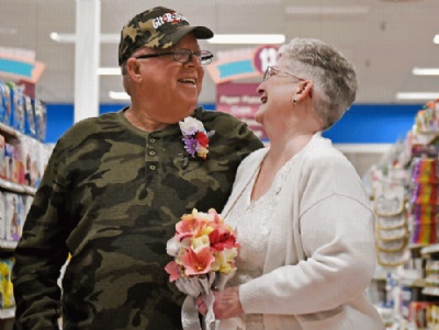 Americanos se casam no supermercado em que se conheceram   Larry e Becky no dia do casamento (Foto: Jack Fordyce/Pittsburgh Tribune-Review via AP)