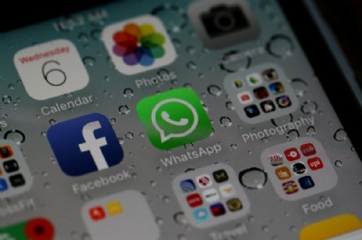 Como planos de celular com Facebook e WhatsApp ilimitados podem potencializar propagao de notcias falsas  Aplicativos do Facebook e WhatsApp no iPhone (Foto: Justin Sullivan/Getty Images/AFP) 