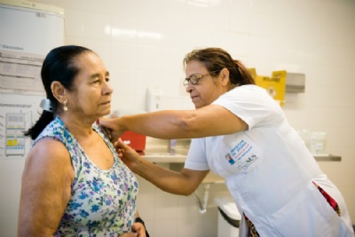 Primeiros dias de vacina contra gripe atingem 8,6% do pblico-alvo (Foto: Diego Alves/ Prefeitura de Vitria) 
