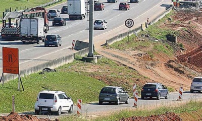  Trabalhadores correm contra o tempo para finalizar pista marginal da Anchieta Ampliao da rodovia, no planalto, deve ficar pronta at o fim do ms. Foto: Nario Barbosa/DGABC
