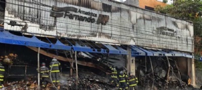 Incndio atinge edifcio comercial em So Bernardo Divulgao/Corpo de Bombeiros de SP 