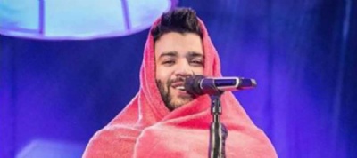 Gusttavo Lima apresenta show enrolado em cobertor Reproduo/Instagram