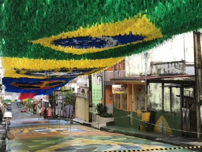 Da venda de TVs a cerveja: veja como a Copa do Mundo vai impactar a economia Rua 3, em Manaus, foi decorada para Copa do Mundo (Foto: Patrick Marques/G1 AM) 