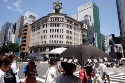 Temperatura bate recorde no Japo Pessoas caminham sob sol intenso na sexta-feira (20) em Tquio, no Japo (Foto: Eugene Hoshiko/AP) 