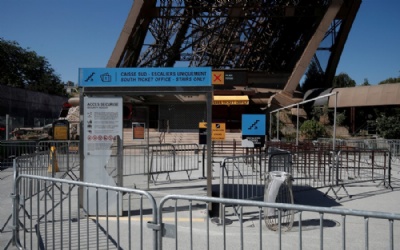 Segundo dia de greve na Torre Eiffel frustra turistas desavisados Letreiro anuncia entrada fechada na Torre Eiffel aps greve de funcionrios, 2 de agosto de 2018 (Foto: Reuters/Benoit Tessier) 