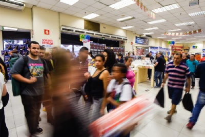 Dia dos pais deve movimentar R$ 14 bilhes este ano, mostra pesquisa   Consumidores procuram ofertas em loja de varejo em So Paulo (Foto: Flavio Moraes/G1)