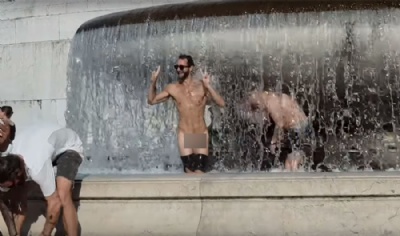 Polcia de Roma procura turista que brincou com rgo genital em fonte de monumento  ptria italiana: ''grave ofensa'' (Foto: Reproduo/Youtube/Roma fa Schifo)