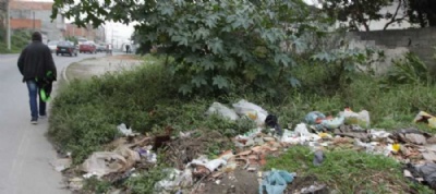 Divisa entre Mau e Ribeiro  esquecida Mato alto atrai descarte de lixo irregular e serve de esconderijo para criminosos, segundo moradores. Foto: Denis Maciel/DGABC