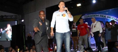 Junior Orosco lana campanha em Mau Dobrada com Luiz Moura foi marcada por discurso de futuro melhor e fim da corrupo. Foto: Celso Luiz/DGABC 