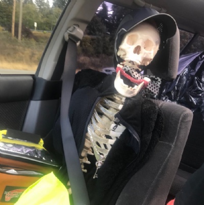 Motorista usa esqueleto de brinquedo para enganar polcia nos EUA Motorista usa esqueleto de brinquedo para enganar polcia nos EUA  Foto: @wspd7pio/Twitter