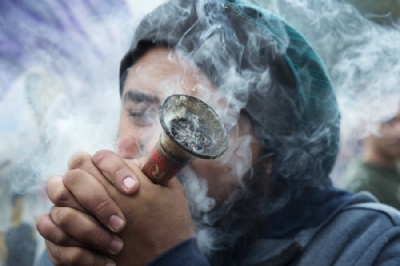 Justia da frica do Sul legaliza o consumo privado de maconha Imagem de arquivo mostra homem fumando maconha durante protesto na Cidade do Cabo, frica do Sul  Foto: RODGER BOSCH/AFP