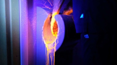  mais saudvel usar toalhas de papel ou jatos de ar para secar as mos? Luz ultravioleta mostra, em um dos testes, como as bactrias se espalham com o jato de ar do secador  Foto: Universidade de Leeds