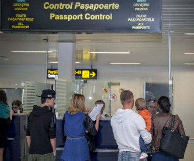 Brasileiros precisarão de autorização de viagem para entrar na Europa a partir de 2021 Controle passaporte em aeroporto da União Europeia — Foto: Reprodução/Twitter/@Frontex